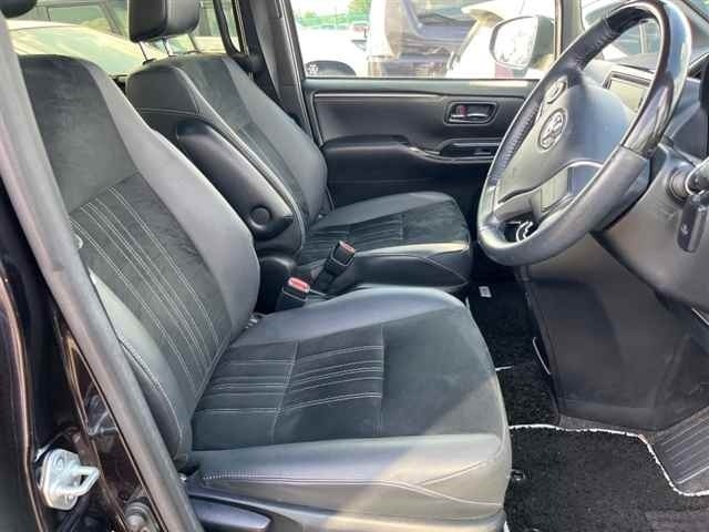 
								Toyota Esquire full									