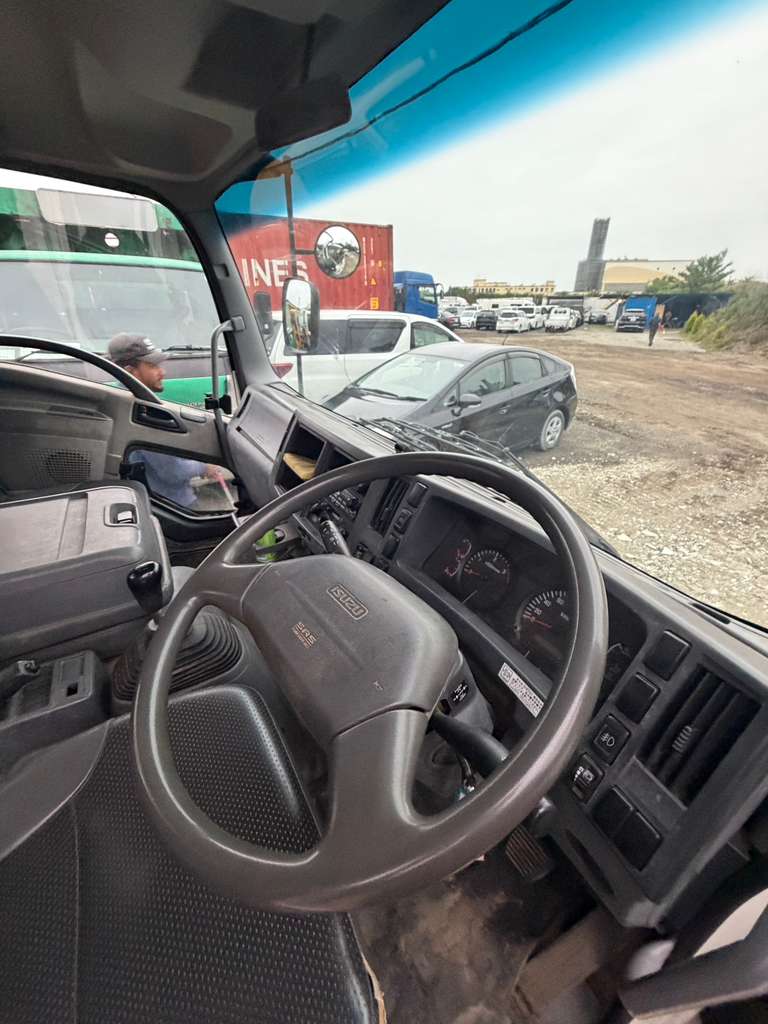 
								Isuzu Forward Dump Truck full									