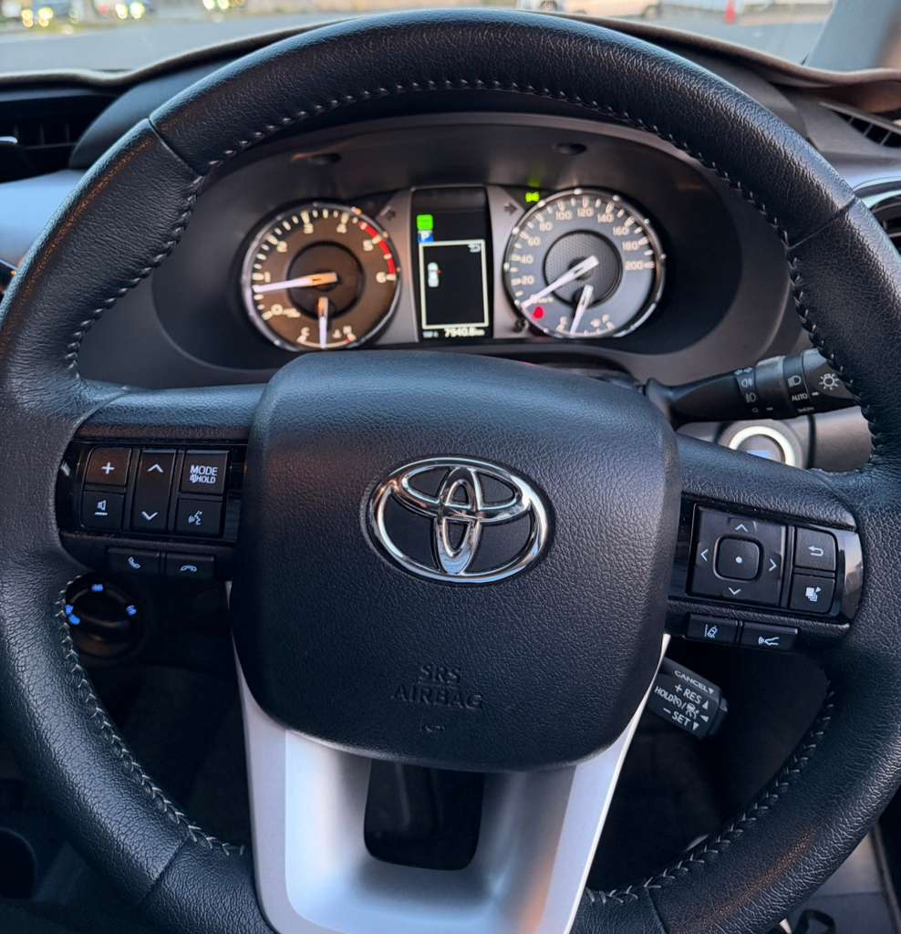 
								Toyota Hilux Revo full									