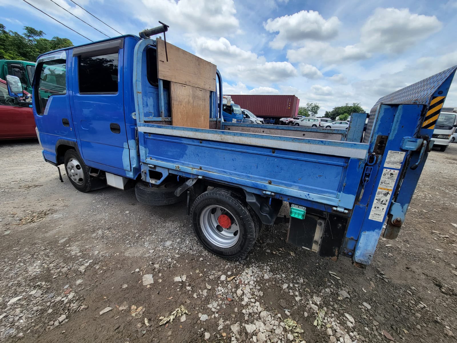 
								Isuzu Elf full									