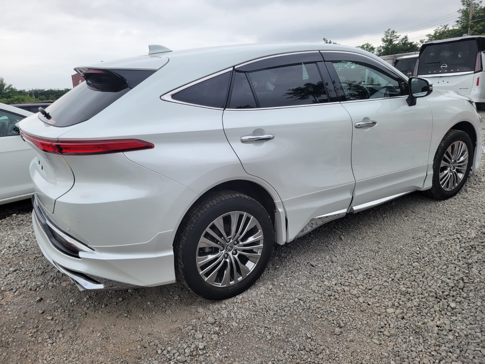 
								Toyota Harrier full									